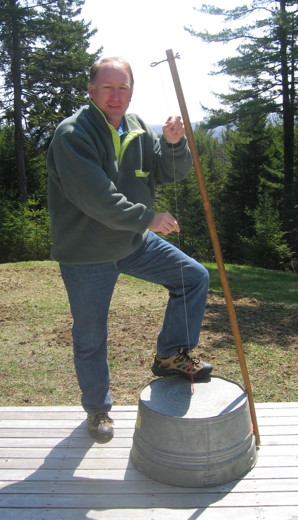 Tunable washtub bass being played
